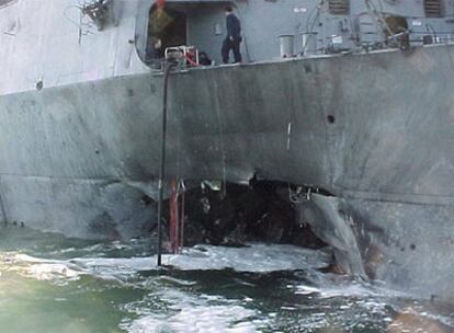 El atentado contra el destructor estadounidense abrió un agujero de 6 por 13 metros.