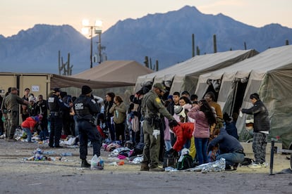 Agentes migratorios dan instrucciones a migrantes que cruzaron ilegalmente la frontera entre Sonora y Arizona, el pasado 8 de diciembre. 