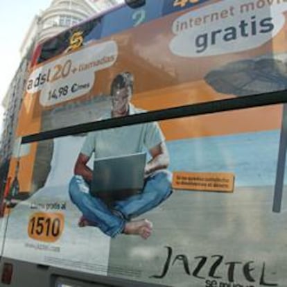 Anuncio de Jazztel en un autobús.