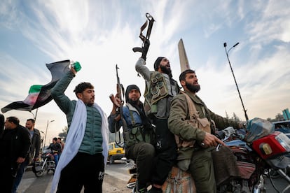 Rebeldes sirios celebran la cada de El Asad en la cntrica plaza de los Omeyas de Damasco. 