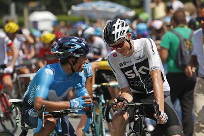 El colombiano Nairo Quintana, a la izquierda, y el británico Chris Froome hablan antes del comienzo de la decimoséptima etapa de la carrera ciclista del Tour de Francia.