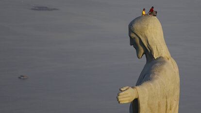 Trabajadores reparando el Cristo Redentor en Río de Janeiro. 
 