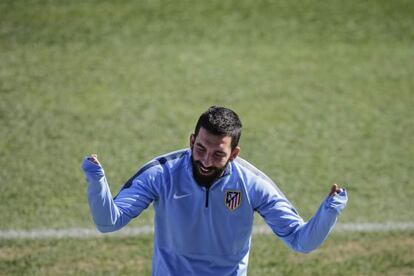 Arda Turan, durante el entrenamiento previo al partido ante el Leverkusen.