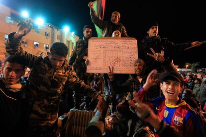 Milicianos eufóricos en la plaza Al Mahkama de Bengasi.
