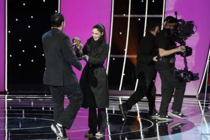 Paz Vega entrega una estatuilla a un figurante, ayer por la mañana,  en el ensayo de la gala.