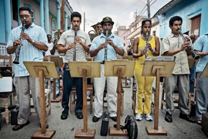 Un grupo de músicos toca en las calles de Baracoa durante la fiesta nacional que conmemora el día del nacimiento de José Martí (28 de enero).