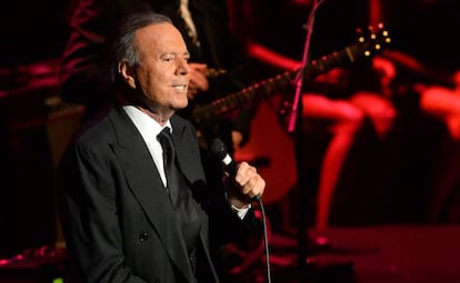Julio Iglesias durante un concierto en Londres en 2014.