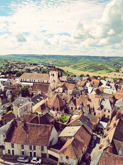 <b>Belleza francesa.</b> Sancerre, en el valle del Loira, ha sido elegido el pueblo más bonito de Francia tras una trepidante votación que cada año concentra a millones de personas frente al televisor. Situada en lo alto de una suave colina, esta amable villa es conocida por sus reputados vinos blancos de uva sauvignon y un casco histórico medieval jalonado por mansiones del siglo XVII. Todo ello rodeado por un aterciopelado mar de viñedos. Más información: <a href="https://ville-sancerre.com/" target="_blank">ville-sancerre.com</a>