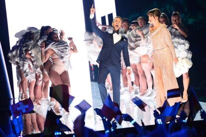 Los presentadores del festival de música Måns Zelmerlöw y Petra Mede, al inicio de la gala.