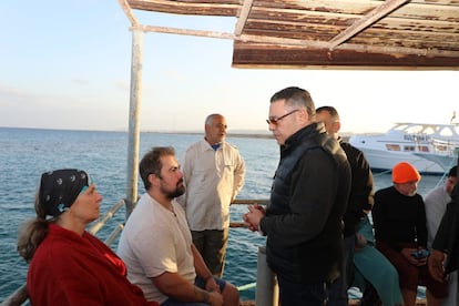 El gobernador de la provincia de Mar Rojo, Amr Hanafi, hablando con sobrevivientes en un puerto en Marsa Alam, este lunes.