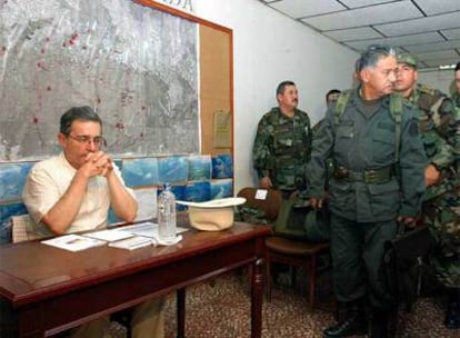 Uribe preside un consejo de seguridad en la localidad colombiana de Granada en 2005, tras la muerte de 28 militares en un choque con las FARC.
