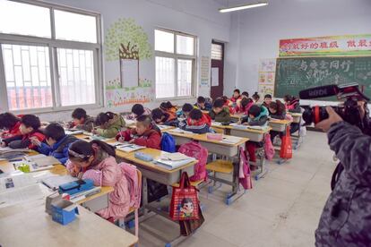 Los más pequeños, durante una clase en la escuela Yulong Town. La falta de calefacción obliga a los niños a permanecer con sus abrigos