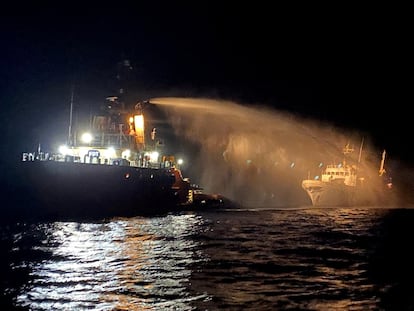 Un remolcador apaga el incendio en el buque 'Conscience', fuera de las aguas territoriales de Malta.
