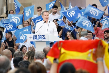 El presidente del PP, Alberto Núñez Feijóo, protagoniza un acto público en la plaza de los Apóstoles de Murcia, este miércoles.