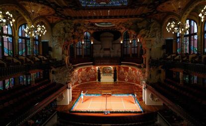 Nadal (i) y Nishikori, en la minipista habilitada en el Palau de la Música de Barcelona.