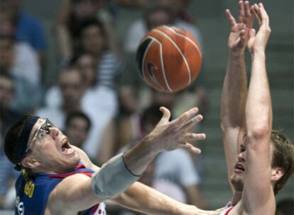 Splitter y Santiago luchan por el balón