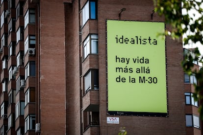 Cartel de idealista en la M-30, en Madrid.