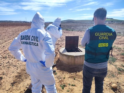 Varios guardias civiles ante el pozo de Valdepeñas donde fue hallado un cuerpo, probablemente el de Juan Miguel Isla.