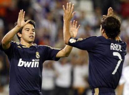 Saviola celebra con Raúl su gol al Valladolid.