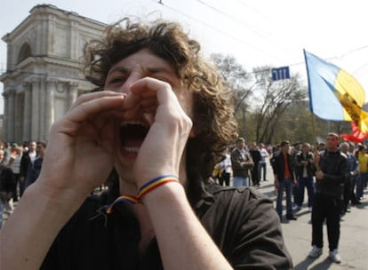 Los manifestantes protestan en las calles de Chisinau, capital de Moldavia.