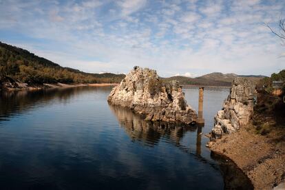 Embalse de San José en Lora del Río cerca de La Puebla de los Infantes, Sevilla, Andalucía, España. 