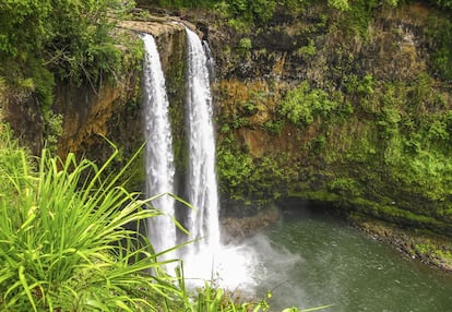 Apenas conocidas hasta que aparecieron en Parque Jurásico (1993), las Manawaiopuna se han ganado ya el sobrenombre de Cataratas Jurásicas. Se encuentran en el valle de Hanapepe, al sur de la isla de Kauai, en Hawai, en mitad de un entorno abrupto que es propiedad privada. Para poder verlas hay que contratar un tour en helicóptero.