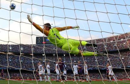 Lionel Messi anota el primer gol del partido.