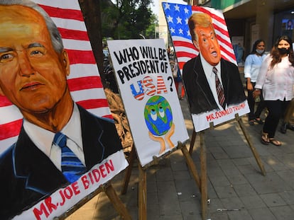 Cartazes sobre as eleições nos EUA colocados em frente a uma escola de arte na cidade indiana de Mumbai, no dia 29 de outubro.