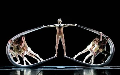 Momix Forever, título que se presenta como la culminación de 35 años de existencia de la compañía norteamericana MOMIX.