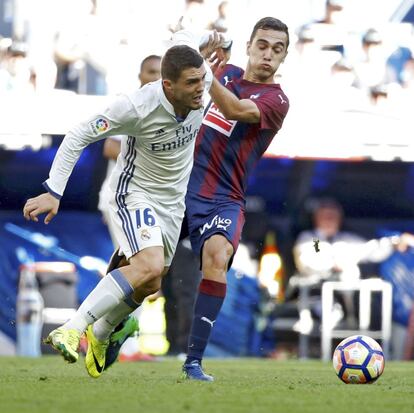 El centrocampista croata del Real Madrid, Mateo Kovacic (i), se lleva el balón ante el centrocampista argentino del Eibar, Gonzalo Escalante (d).