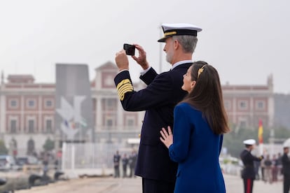 Felipe VI graba con su mvil la marcha de la princesa Leonor en el buque escuela de la Armada espa?ola Juan Sebastin de Elcano, junto a la reina Letizia, este sbado en el puerto de Cdiz. 