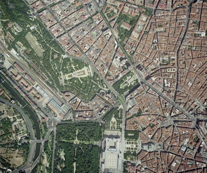 En el último vuelo se realizaron un total de 7.800 imágenes de altísimas calidad de Madrid. En la imagen de 2004, se aprecia en el margen izquierdo el río Manzanares. En el centro, además de la plaza de España y el parque del Oeste, se ve el templo de Debod. De la parte superior hacia la derecha, dos arterias importantes en la capita: la calle de Princesa y Gran Vía.