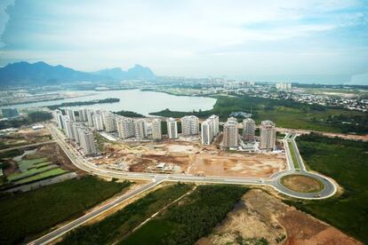 Obras da vila olímpica, a um ano da abertura dos Jogos.