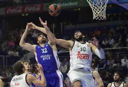 Bourousis pelea un rebote con Kilicli