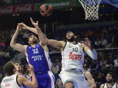 Bourousis pelea un rebote con Kilicli