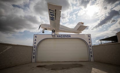 Avioneta y terreno que emula la Finca Nápoles del narcotraficante Pablo Escobar.