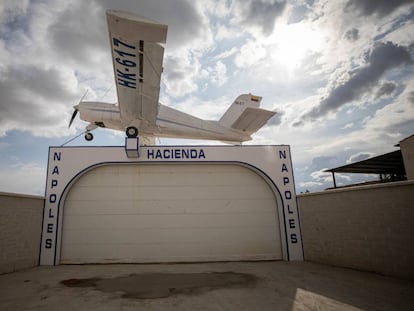 Avioneta y terreno que emula la Finca Nápoles del narcotraficante Pablo Escobar.