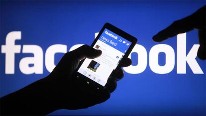 Un móvil con la red social Facebook, que ha sido multada