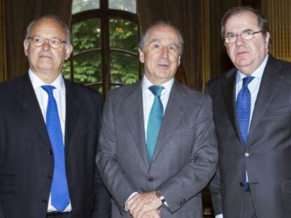 El presidente de la Junta de Castilla y Le&oacute;n, Juan Vicente Herrera (d), durante una reuni&oacute;n con el responsable del Grupo Lactalis, Michel Nalet (i), y con el embajador de Espa&ntilde;a en Francia, Ram&oacute;n de Miguel y Egea (c), para intentar encontrar una soluci&oacute;n al cierre de la factor&iacute;a.