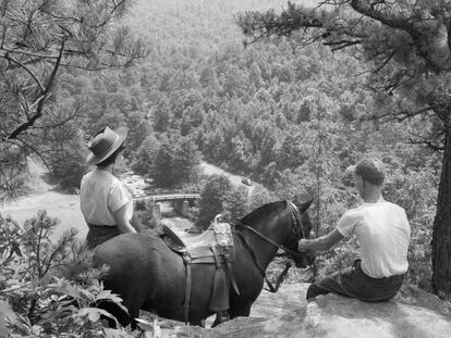 Una pareja, en un descanso de un paseo a caballo en el parque Babcock (Virgina Occidental), en los Apalaches