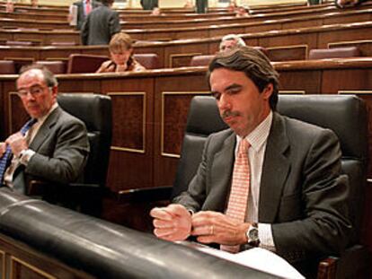 Rodrigo Rato y José María Aznar, durante la sesión de control del Congreso.