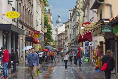 Calle peatonal del centro de la capital bosnia.