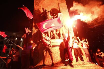 Manifestantes participam de protesto contra o fracassado golpe de Estado na Turquia.