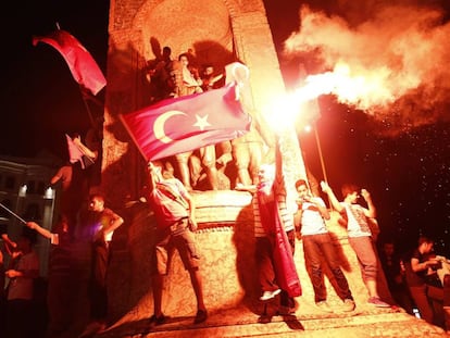 Manifestantes participam de protesto contra o fracassado golpe de Estado na Turquia.