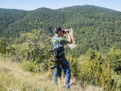 Un miembro de la Guardia Civil, rastreando el entorno de la peña de Oroel (Huesca).