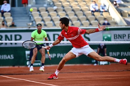 Novak Djokovic se tiene que emplear a fondo para devolver una bola a Nadal. El número tres y el número uno de la clasificación ATP se ven las caras en el Philippe Chartier para disputar las semifinales de Roland Garros, el torneo predilecto del español que ha ganado en 13 ocasiones, la última ante Nole el año pasado.