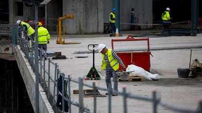 Trabajadores en una obra pública en Santiago de Compostela.