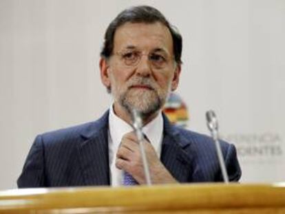 El presidente del Gobierno, Mariano Rajoy, durante la rueda de prensa que ha ofrecido tras la V Conferencia de Presidentes que se ha celebrado hoy en el Palacio del Senado, para buscar un compromiso de déficit y una imagen de unidad ante Europa.