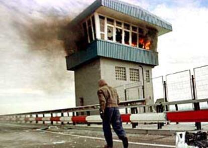 Torre del puente Carranza, incendiada por trabajadores de astilleros de Cádiz en noviembre de 1999.