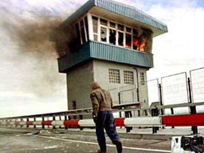 Torre del puente Carranza, incendiada por trabajadores de astilleros de Cádiz en noviembre de 1999.